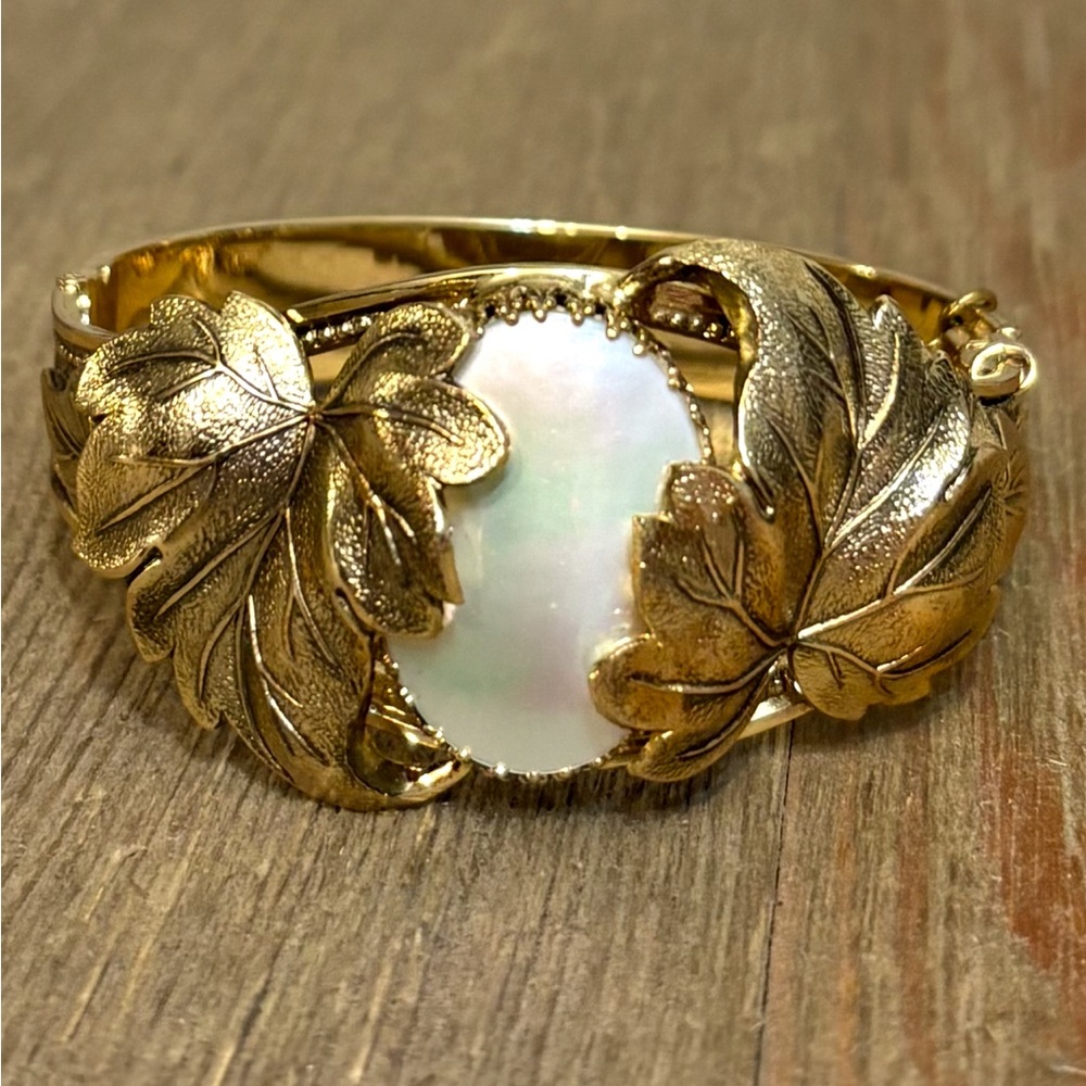 Vintage Signed Whiting and Davis Albalone Shell Goldtoned Leaf Braclet